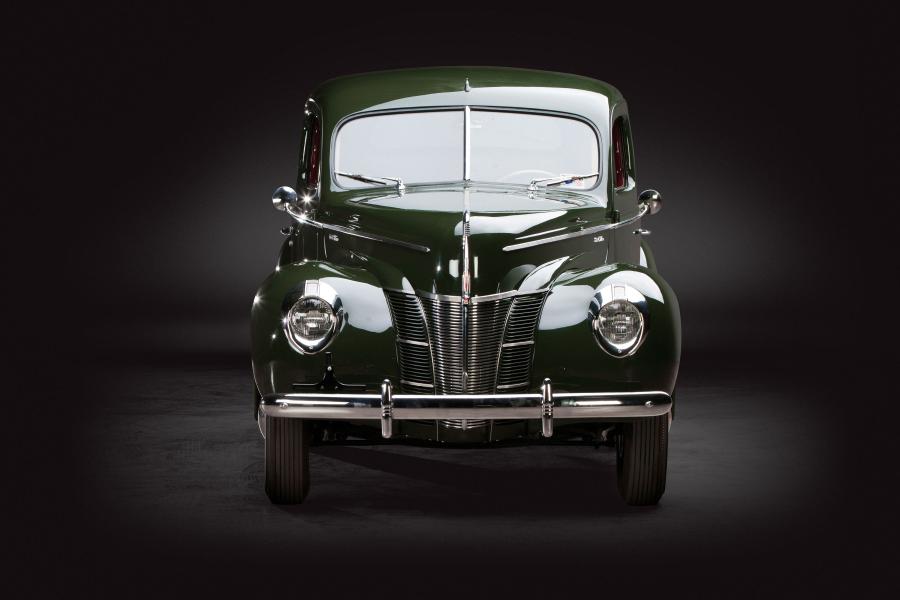  Ford V8 Deluxe 5-Window Coupe 1940 года  (фото 12 из 20)